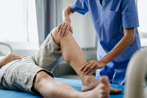physical therapy patient with injured knee